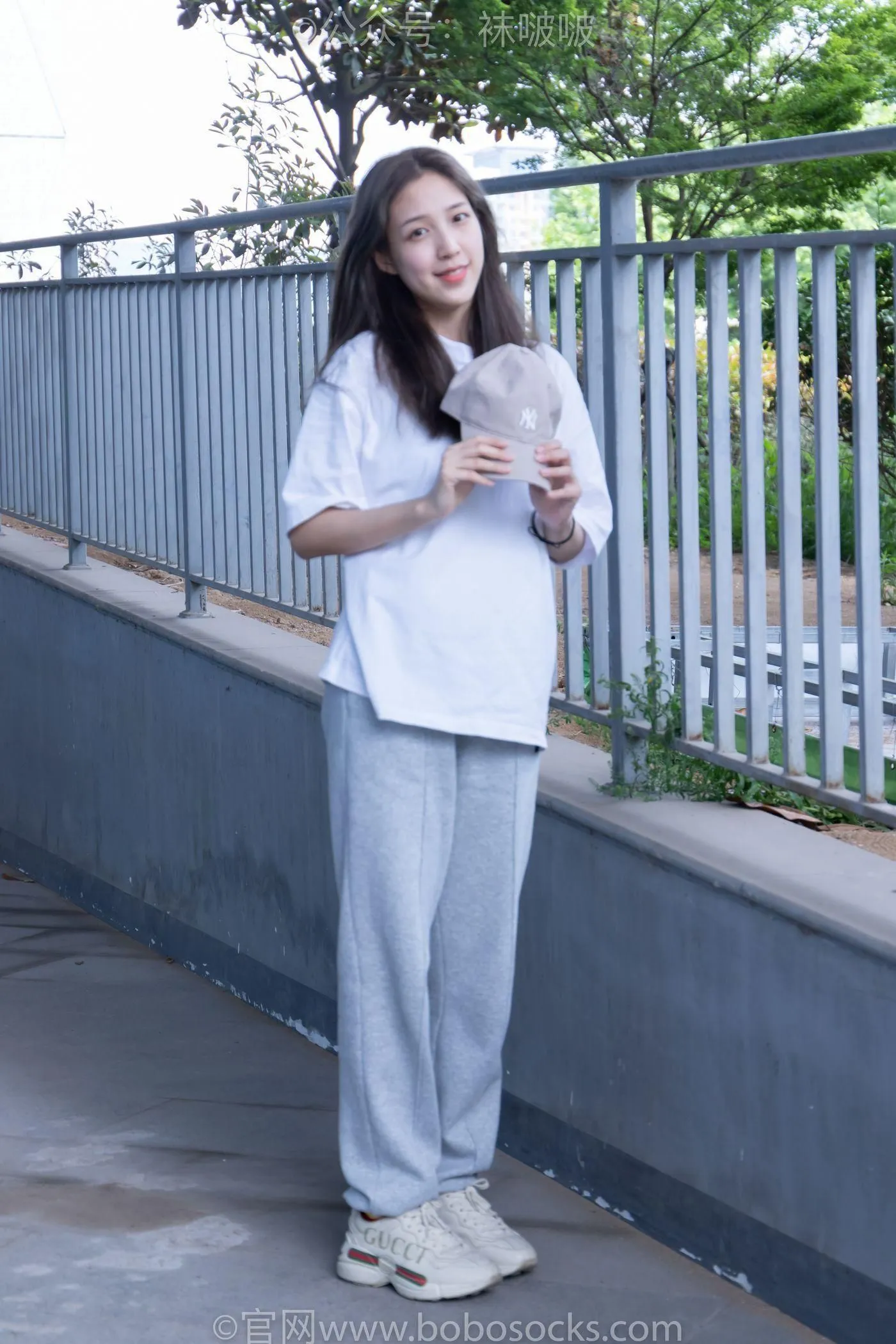 [BoBoSocks袜啵啵]NO.012 泡芙-运动鞋、白棉袜、裸足 [132P]插图1